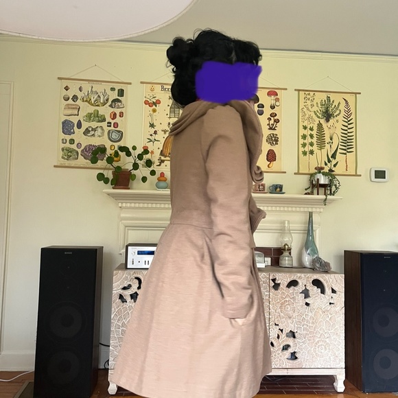 Modcloth Dramatic Twisted collar camel pleated vintage-style coat, size small - Picture 10 of 11